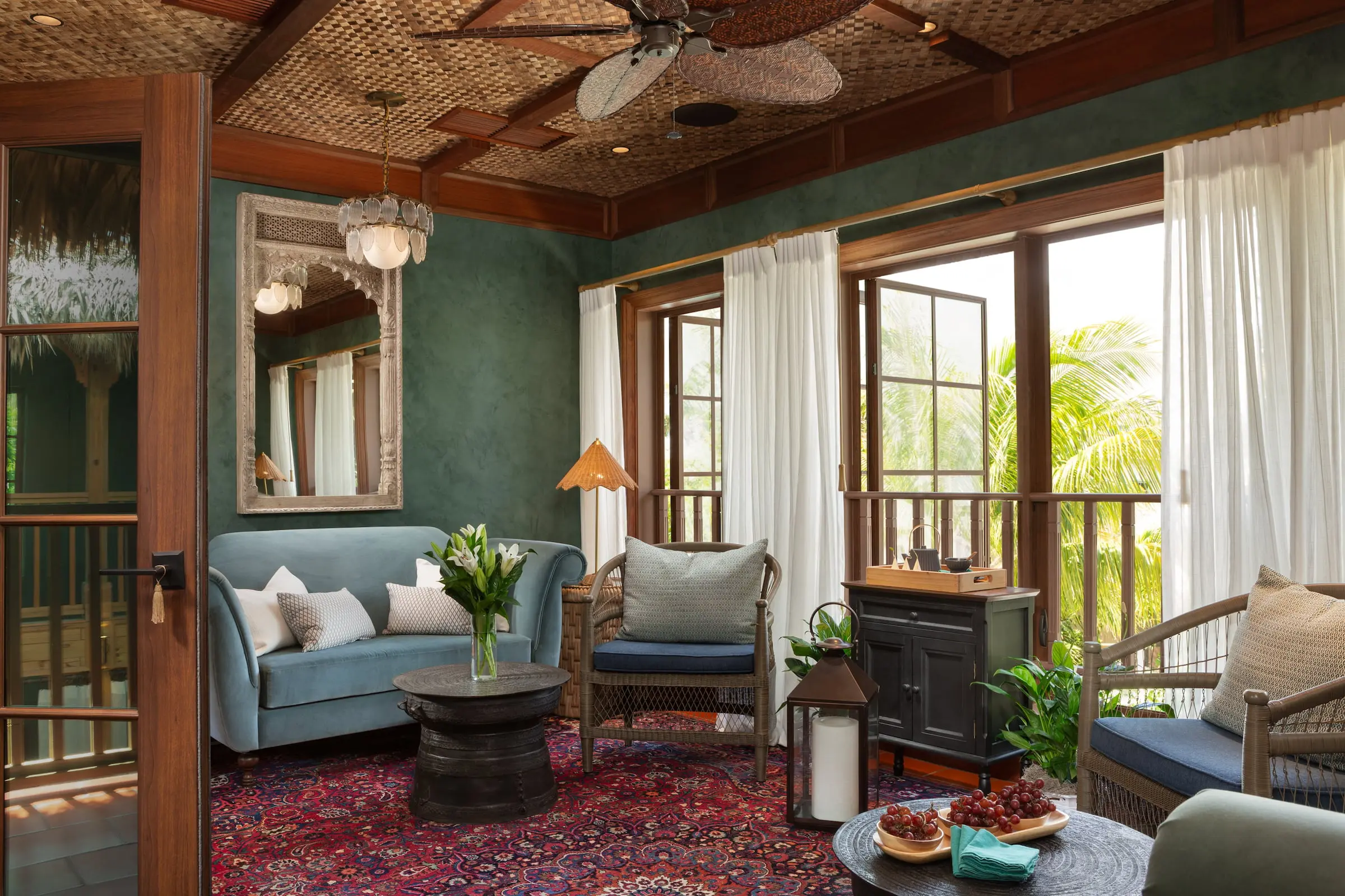 The wellness waiting area with 2 couches and 2 chairs at SpaTerre